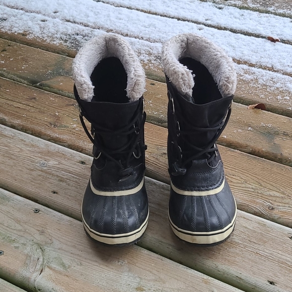 Sorel boys winter boots in size 4